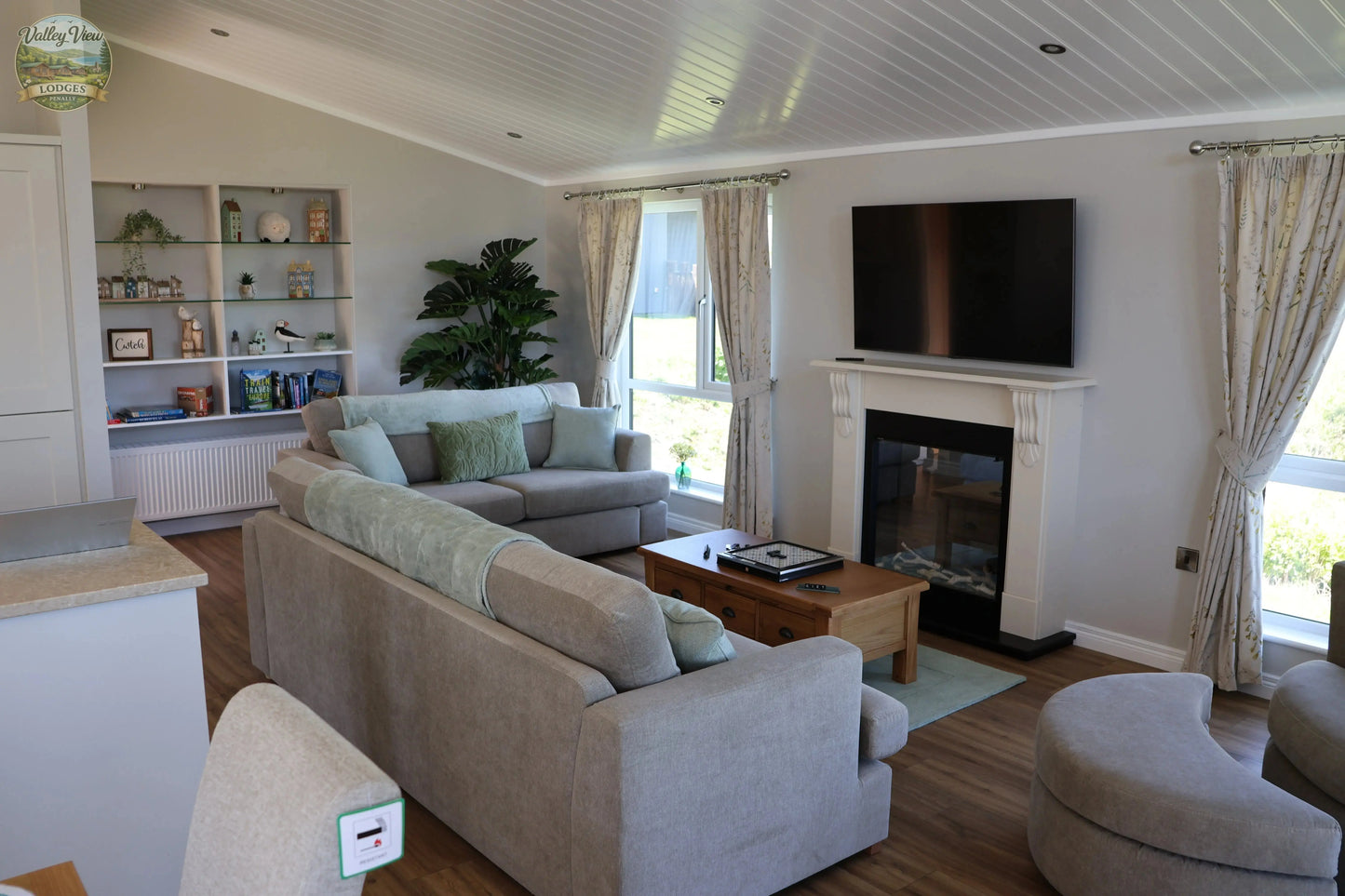 Cwtch Corner - Luxury Lodge with Hot Tub (Penally, Tenby) Finderland