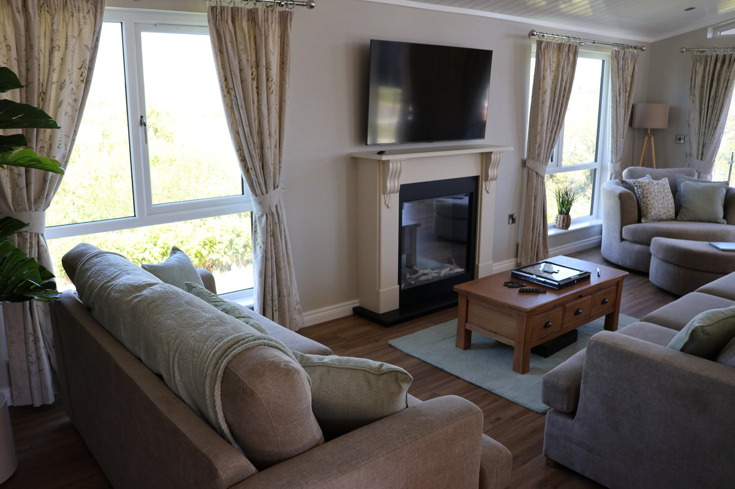 Cwtch Corner - Luxury Lodge with Hot Tub (Penally, Tenby) Finderland